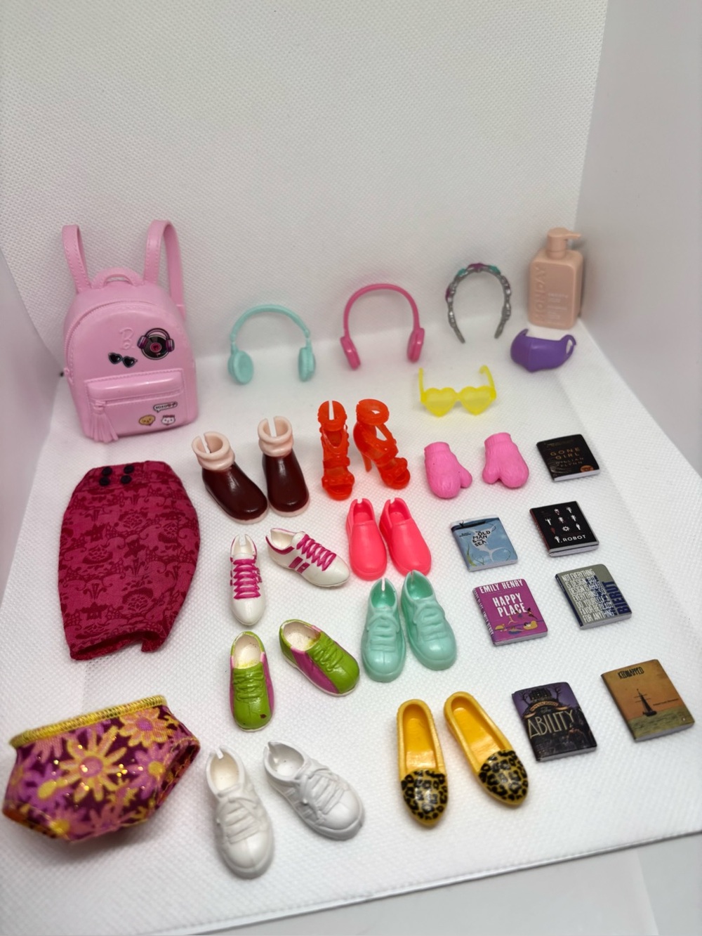 BARBIE Mixed Lot Accessories, Shoes, Books Glasses, Backpack, 25 pieces